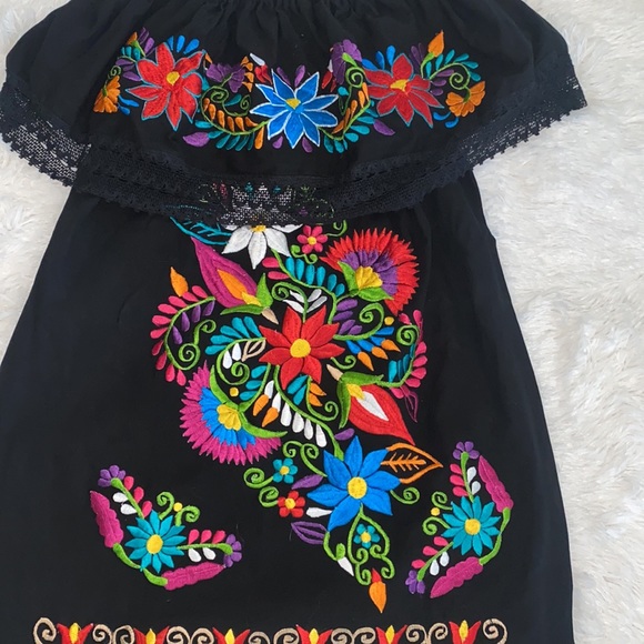 Mexican Peasant Off Shoulder Embroidered Dress - Picture 4 of 5